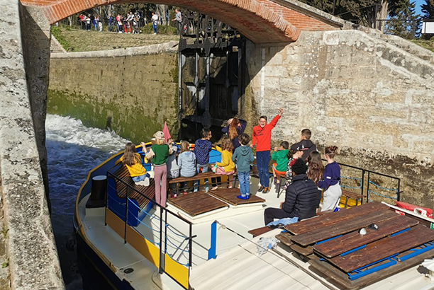 Vacances pour tous - colonies de vacances  - Itinérance en péniche - Un marin sur le canal du Midi