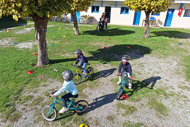 Vacances pour tous - colonies de vacances  - Taussat - Premiers coups de pédales Vacances pour tous - colonies de vacances  - Taussat - Premiers coups de pédales